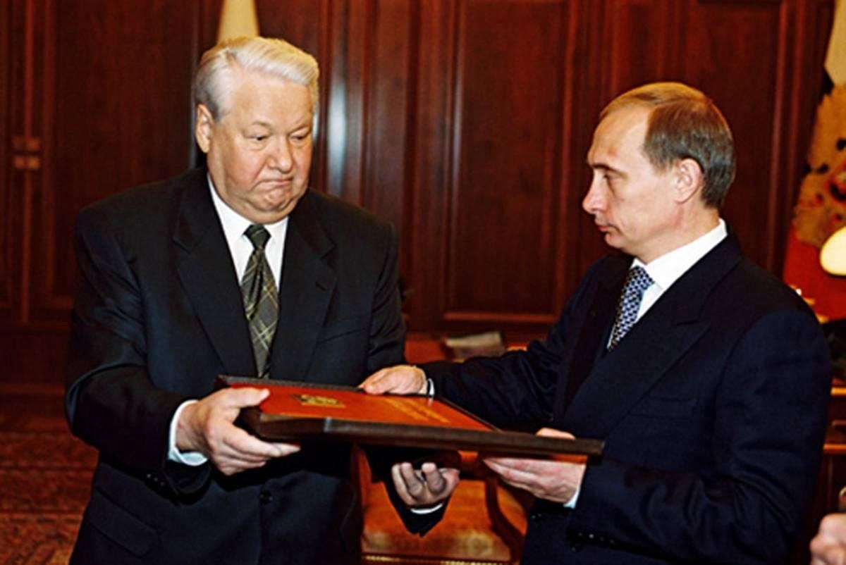 THE KREMLIN, MOSCOW. President Boris Yeltsin handing over the “presidential” copy of the Russian constitution to Vladimir Putin. Русский: МОСКВА, КРЕМЛЬ. Президент России Борис Ельцин передал Владимиру Путину «президентский» экземпляр Конституции Российской Федерации. Date	31 December 1999